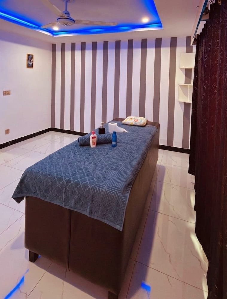 Treatment room with grey striped wall
